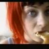 Zooey Deschanel dans le clip She's Got Issues de The Offspring