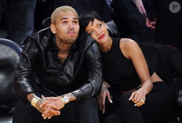 Chris Brown et Rihanna lors d'un match des Los Angeles Lakers le 25 décembre 2012.