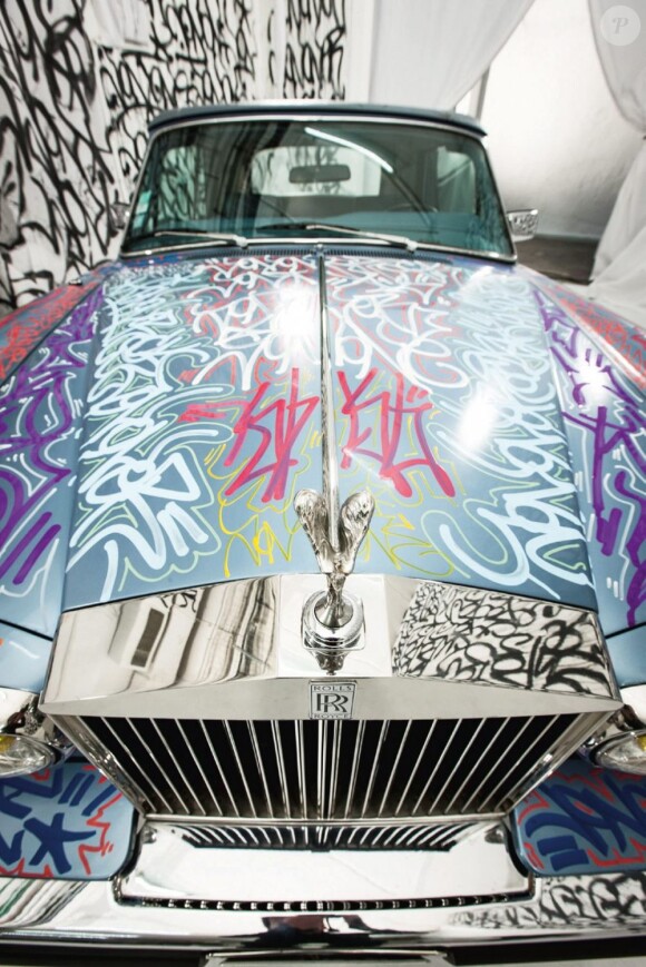 La Rolls Royce Corniche modèle 1984 donnée par Eric Cantona à la fondation Abbé Pierre et revisitée par l'artiste JonOne s'est adjugée 125 000 euros le 22 janvier 2012 lors d'une vente aux enchères organisée par la maison Art Curial au profit de la fondation