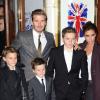 Victoria et David Beckham avec leurs fils Romeo, Cruz et Brooklyn à Londres le 11 décembre 2012.