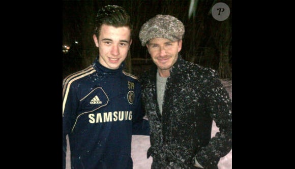 David Beckham pose avec un jeune espoir de Chelsea après l'essai de son fils Brooklyn, le 22 janvier 2013.