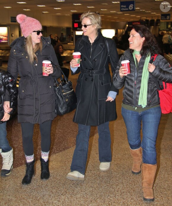 Exclu - Jane Lynch et sa femme Lara Embry et la fille de cette dernière arrivent à l'aéroport de Salt Lake City pour le festival du film de Sundance, le 19 janvier 2013.
