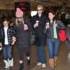 Exclu - Jane Lynch, sa petite famille à l'aéroport de Salt Lake City pour le festival du film de Sundance, le 19 janvier 2013.