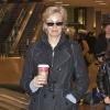 Exclu - Jane Lynch arrive à l'aéroport de Salt Lake City avec sa petite famille pour assister au festival du film de Sundance, le 19 janvier 2013.