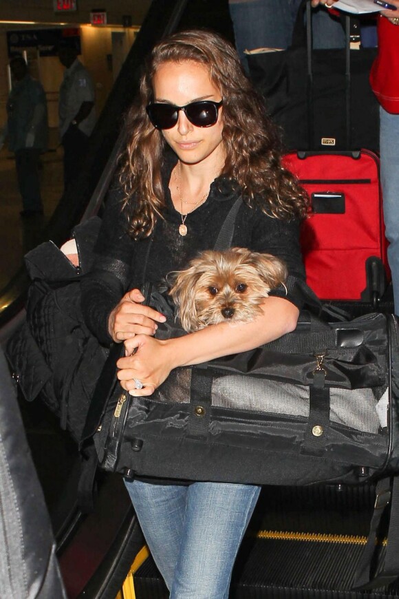 Natalie Portman arbore fièrement sa bague de fiançailles à l'aéroport de Los Angeles le 29 juillet 2012.