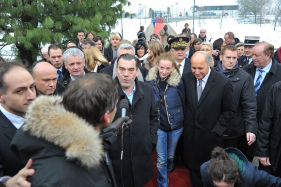 L'arrivée de Florence Cassez sur le sol français à Roissy, le 24 janvier 2013. Elle a été accueillie par Laurent Fabius, ses proches et son avocat Franck Berton.