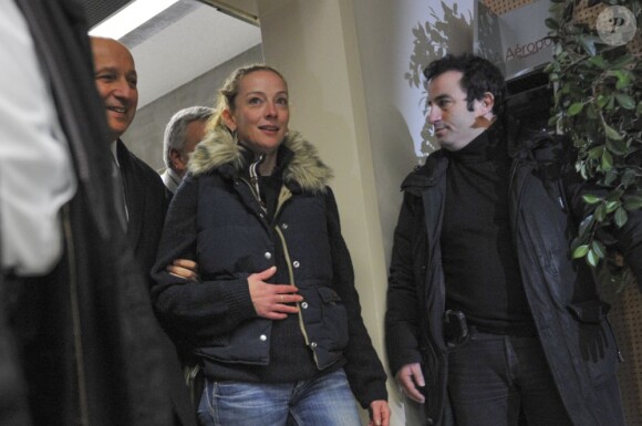 L'arrivée de Florence Cassez sur le sol français à Roissy, le 24 janvier 2013. Elle a été accueillie par Laurent Fabius, ses proches et son avocat Franck Berton.