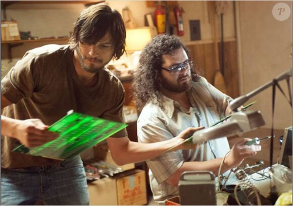 Ashton Kutcher (Steve Jobs) et Josh Gad (Steve Wozniak) dans jOBS.