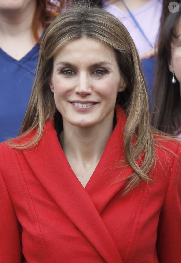 Le prince Felipe et la princesse Letizia d'Espagne lors de l'inauguration du complexe résidentiel pour personnes âgées "La Mineria" à Oviedo le 24 janvier 2013