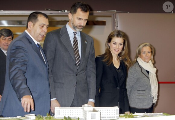 Le prince Felipe et la princesse Letizia d'Espagne découvrant la maquette des lieux lors de l'inauguration du complexe résidentiel pour personnes âgées "La Mineria" à Oviedo le 24 janvier 2013