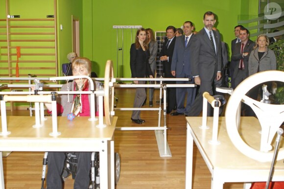 Le prince Felipe et la princesse Letizia d'Espagne lors de l'inauguration du complexe résidentiel pour personnes âgées "La Mineria" à Oviedo le 24 janvier 2013