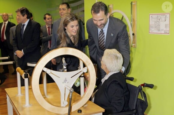 Le prince Felipe et la princesse Letizia d'Espagne lors de l'inauguration du complexe résidentiel pour personnes âgées "La Mineria" à Oviedo le 24 janvier 2013