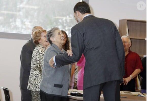 Le prince Felipe et la princesse Letizia d'Espagne lors de l'inauguration du complexe résidentiel pour personnes âgées "La Mineria" à Oviedo le 24 janvier 2013