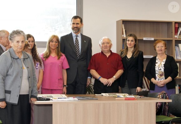Le prince Felipe et la princesse Letizia d'Espagne lors de l'inauguration du complexe résidentiel pour personnes âgées "La Mineria" à Oviedo le 24 janvier 2013