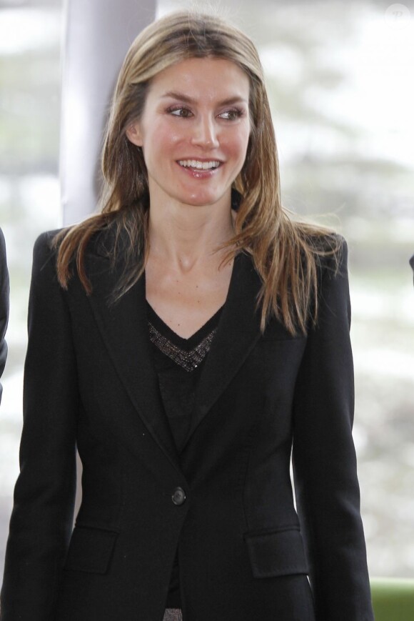 Le prince Felipe et la princesse Letizia d'Espagne lors de l'inauguration du complexe résidentiel pour personnes âgées "La Mineria" à Oviedo le 24 janvier 2013