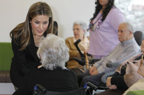 Le prince Felipe et la princesse Letizia d'Espagne lors de l'inauguration du complexe résidentiel pour personnes âgées "La Mineria" à Oviedo le 24 janvier 2013