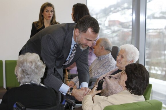 Le prince Felipe et la princesse Letizia d'Espagne lors de l'inauguration du complexe résidentiel pour personnes âgées "La Mineria" à Oviedo le 24 janvier 2013