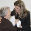 Letizia avec une pensionnaire ravie. Le prince Felipe et la princesse Letizia d'Espagne lors de l'inauguration du complexe résidentiel pour personnes âgées "La Mineria" à Oviedo le 24 janvier 2013