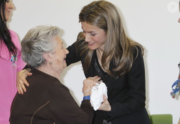 Letizia avec une pensionnaire ravie. Le prince Felipe et la princesse Letizia d'Espagne lors de l'inauguration du complexe résidentiel pour personnes âgées "La Mineria" à Oviedo le 24 janvier 2013