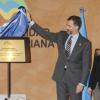 Le prince Felipe et la princesse Letizia d'Espagne dévoilant une plaque lors de l'inauguration du complexe résidentiel pour personnes âgées "La Mineria" à Oviedo le 24 janvier 2013