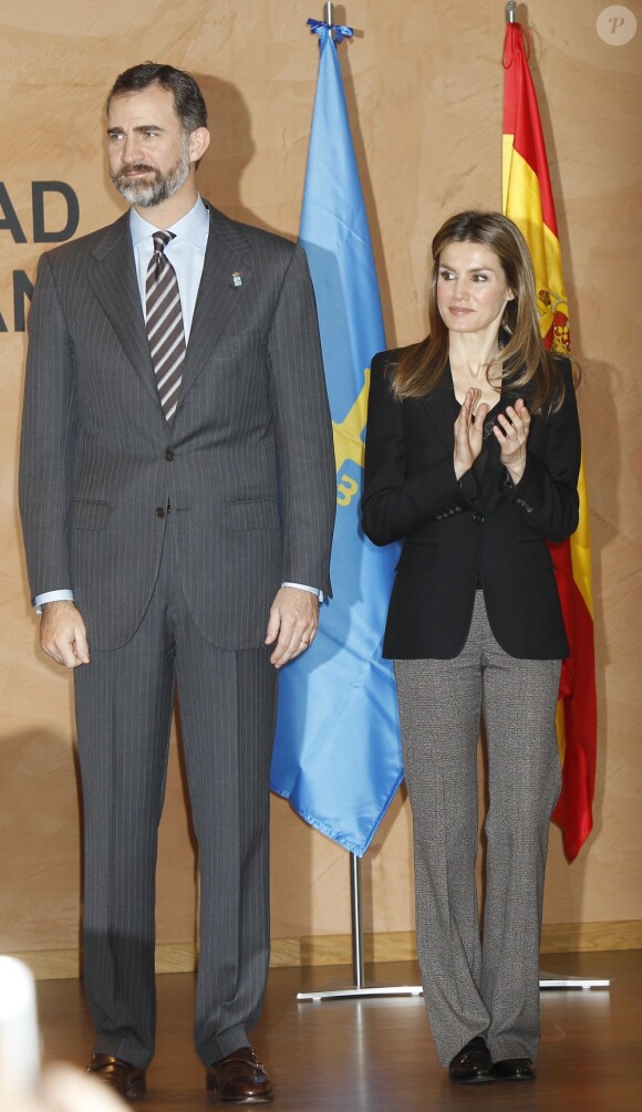 Le prince Felipe et la princesse Letizia d'Espagne lors de l'inauguration du complexe résidentiel pour personnes âgées "La Mineria" à Oviedo le 24 janvier 2013