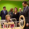 Le prince Felipe et la princesse Letizia d'Espagne découvrant les salles d'activités lors de l'inauguration du complexe résidentiel pour personnes âgées "La Mineria" à Oviedo le 24 janvier 2013