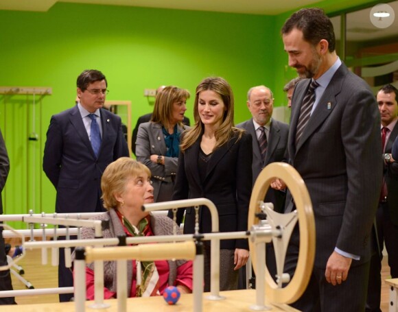 Le prince Felipe et la princesse Letizia d'Espagne découvrant les salles d'activités lors de l'inauguration du complexe résidentiel pour personnes âgées "La Mineria" à Oviedo le 24 janvier 2013