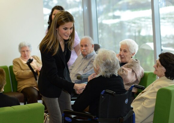 Le prince Felipe et la princesse Letizia d'Espagne lors de l'inauguration du complexe résidentiel pour personnes âgées "La Mineria" à Oviedo le 24 janvier 2013
