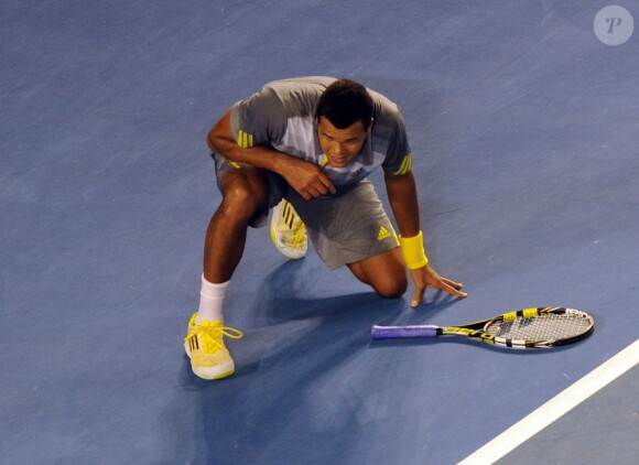 Jo-Wilfried Tsonga à terre lors de son quart de finale face à Roger Federer à Melbourne le 23 janvier 2013