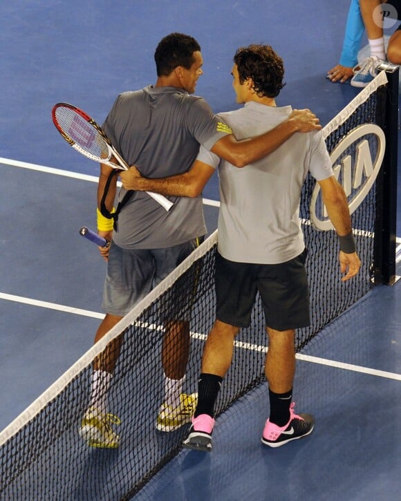 Roger Federer et Jo-Wilfried Tsonga après leur quart de finale de l'Open d'Australie le 23 janvier 2013 à Melbourne