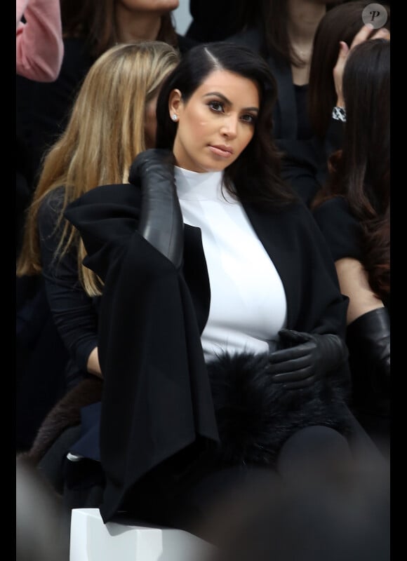 Kim Kardashian au défilé de mode haute-couture Stephane Rolland au Palais de Tokyo à Paris, le 22 janvier 2013.