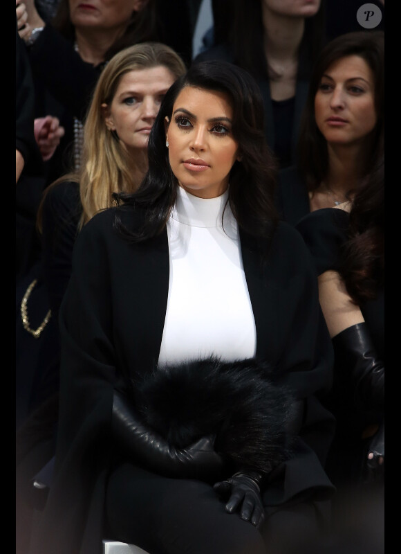 Kim Kardashian au défilé de mode haute-couture Stephane Rolland au Palais de Tokyo à Paris, le 22 janvier 2013.