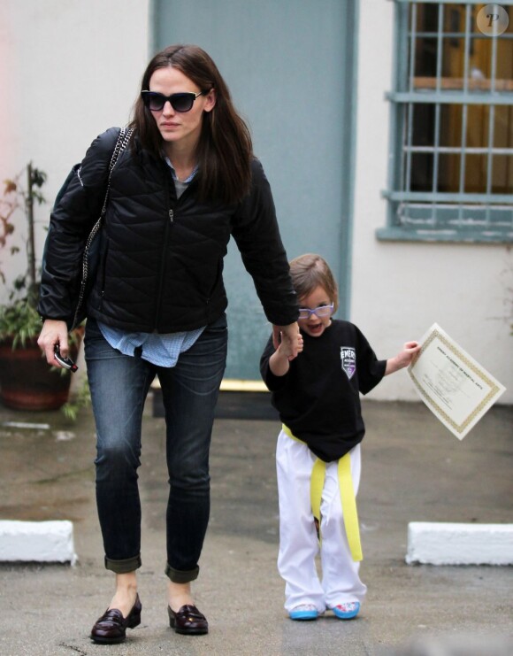 Jennifer Garner et Ben Affleck vont chercher leurs filles Violet et Seraphina à leur cours de karaté. Pendant que Jennifer est allée les chercher, Ben Affleck portait Samuel dans ses bras, le 25 janvier 2013 à Los Angeles. Seraphina a obtenu un nouveau diplôme