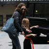 Jennifer Garner et Ben Affleck vont chercher leurs filles Violet et Seraphina à leur cours de karaté. Pendant que Jennifer est allée les chercher, Ben Affleck portait Samuel dans ses bras, le 25 janvier 2013 à Los Angeles