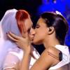 Shy'm embrassant une mariée à la fin de son interprétation de Et alors ? 14e NRJ Music Awards, le 26 janvier 2013, où elle a conservé sa couronne d'Artiste féminine francophone de l'année.