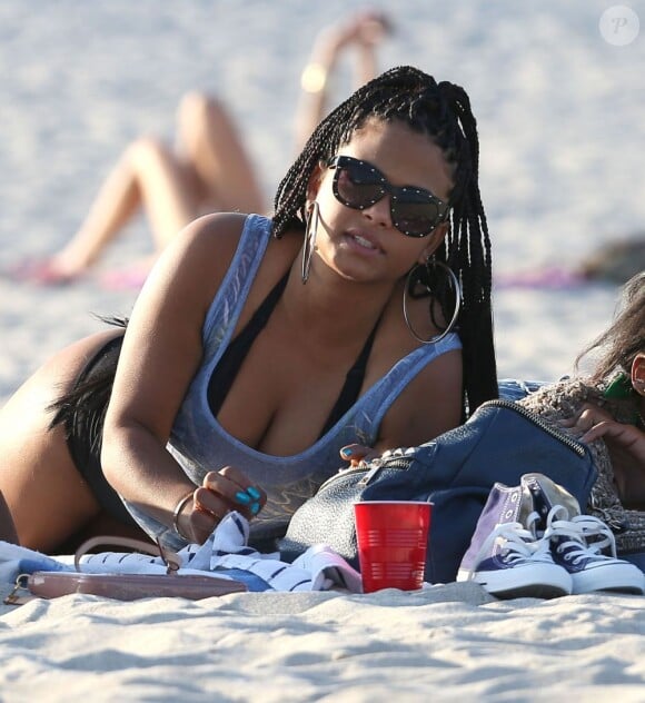 La chanteuse Christina Milian sur une plage avec des amis à Miami, le 26 Janvier 2013.