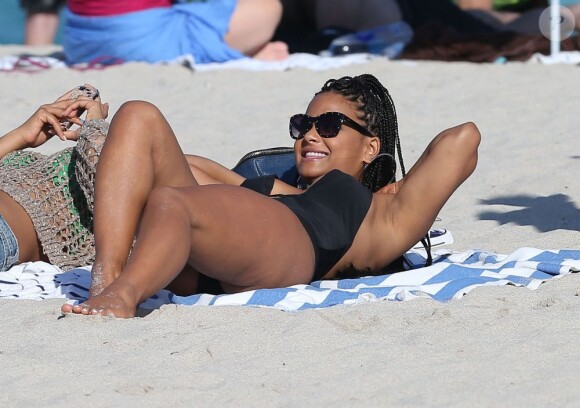La chanteuse Christina Milian se détend sur une plage avec des amis à Miami, le 26 Janvier 2013.