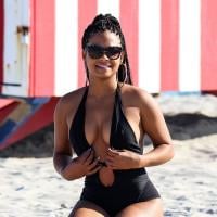 Christina Milian : Sa poitrine généreuse tyrannise son maillot une pièce