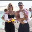 Lance Armstrong, sa femme Anna Hansen et leurs enfants Maxwell et Olivia le 30 novembre 2010 à Miami