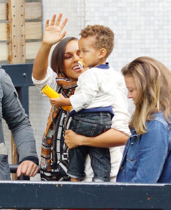 Alicia Keys et son fils Egypt né en 2010, à Londres le 26 septembre 2012.