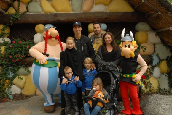 Zlatan Ibrahimovic, sa femme Helena Seger et leurs deux garçonnets, Maxilimian et Vincent, le 23 septembre 2012 au Parc Astérix en compagnie d'Astérix et Obélix