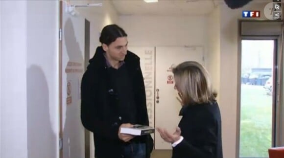 Zlatan Ibrahimovic offre son autobiographie à Claire Chazal, le 27 janvier 2013.