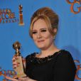 Adele et son Golden Globe de la meilleure chanson originale pour "Skyfall", à Los Angeles, le 13 janvier 2012.