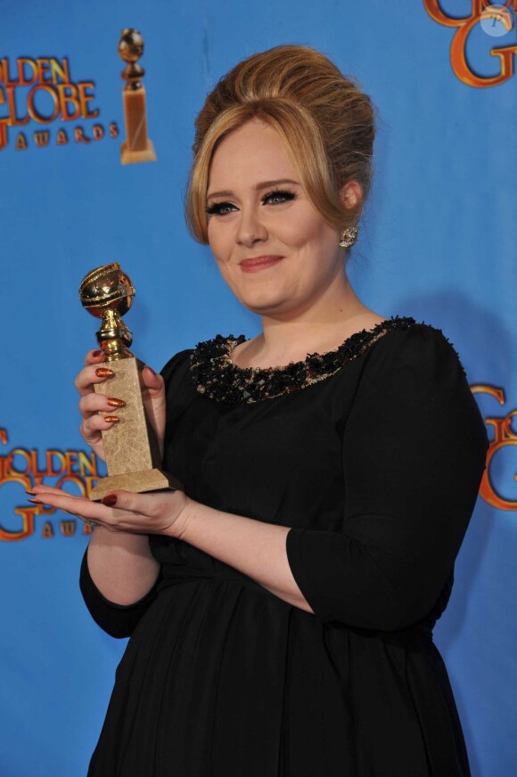 Adele et son Golden Globe de la meilleure chanson originale pour "Skyfall", à Los Angeles, le 13 janvier 2012.