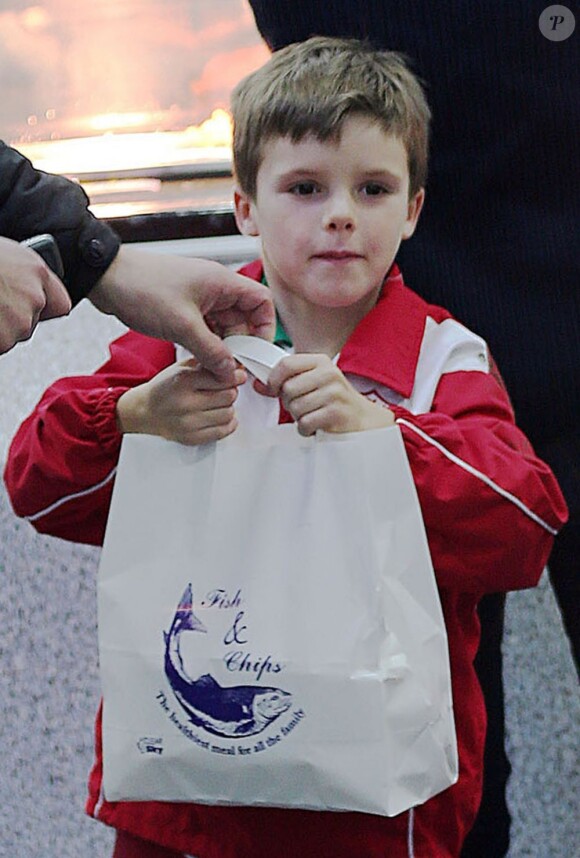 Victoria Beckham et son fils Cruz se sont rendus dans un Fish and Chips à Londres. Pendant ce temps, David Beckham tournait une publicité pour Adidas. Le 28 janvier 2013.