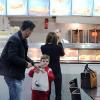 Victoria Beckham et son fils Cruz se sont rendus dans un Fish and Chips à Londres. Le 28 janvier 2013.