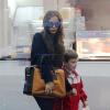 Victoria Beckham, toujours aussi chic, et son fils Cruz se sont rendus dans un Fish and Chips à Londres. Le 28 janvier 2013.