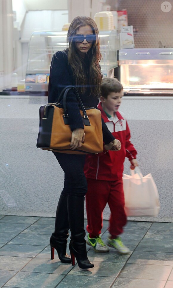 Victoria Beckham, toujours aussi chic, et son fils Cruz se sont rendus dans un Fish and Chips à Londres. Le 28 janvier 2013.