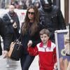 Victoria Beckham et son fils Cruz se sont rendus dans un Fish and Chips à Londres. Le 28 janvier 2013.