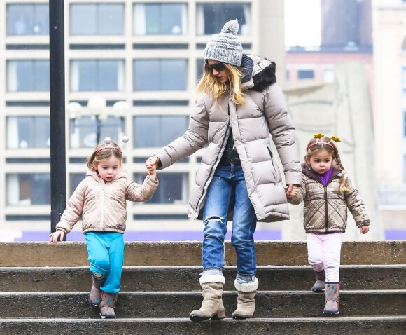 Sarah Jessica Parker dans les rues de New York avec ses filles Tabitha et Marion, le 28 janvier 2013.